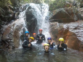 滝巡りシャワークライミングツアー